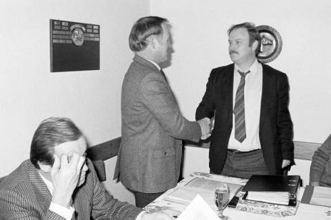 ARH Slg. Weber 02-010/0010, SPD-Ortsratsmitglied Rolf-Peter Hübner (rechts) gratuliert Hermann Deiters (CDU) zur Wahl als Ortsbürgermeister von Leveste im Clubzimmer des Gasthauses Behnsen, Leveste, 1986