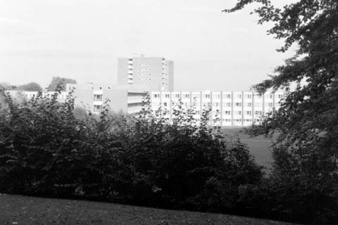 ARH Slg. Weber 02-010/0013, Seitlicher Blick auf das Robert-Koch-Krankenhaus, Gehrden, zwischen 1970/1980