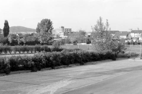 ARH Slg. Weber 02-010/0016, Blick über den Parkplatz an der Agnes-Miegel-Straße auf die Wohngebäude im Teichfeld und am Kantplatz, Gehrden, zwischen 1970/1975