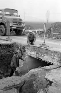 ARH Slg. Weber 02-010/0017, Zwei Männer arbeiten an einer Straßenbrücke, zwischen 1980/1990