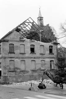 ARH Slg. Weber 02-010/0022, Abriss des Wohn- und Geschäftshauses Schaumann am Markt, im Hintergrund Margarethenkirche, Gehrden, zwischen 1965/1970