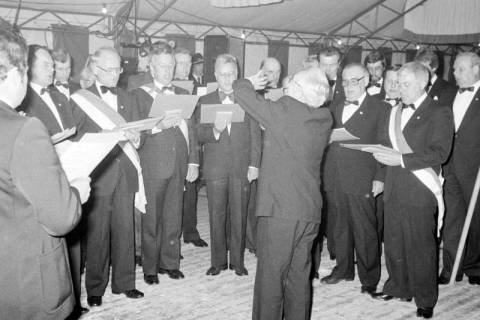ARH Slg. Weber 02-011/0008, Auftritt des Männergesangvereins Redderse bei einem Zeltfest, Redderse, zwischen 1980/1990