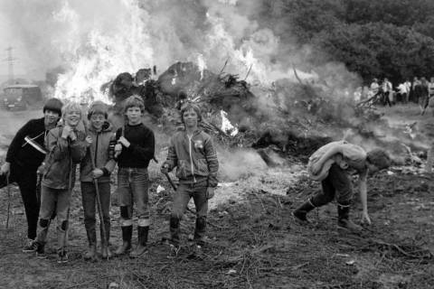 ARH Slg. Weber 02-011/0010, Eine Gruppe von Jungen vor einem Osterfeuer, zwischen 1980/1990