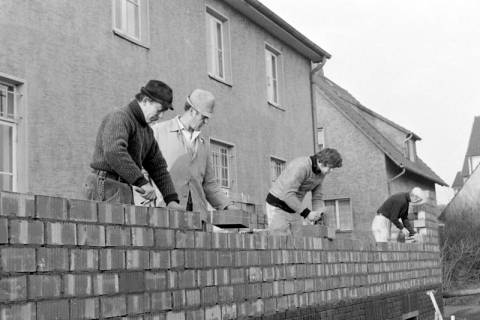 ARH Slg. Weber 02-012/0006, Vier Männer mauern eine Wand, zwischen 1980/1990