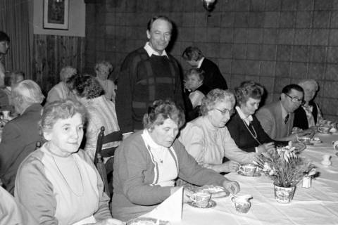 ARH Slg. Weber 02-012/0017, Kaffeenachmittag der Senioren mit Ortsvorsteher Werner Raupert im Gasthaus von Erna und Günter Hogrefe, Ditterke, zwischen 1980/1990