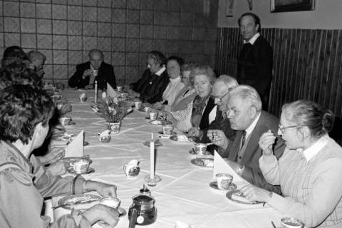 ARH Slg. Weber 02-012/0018, Kaffeenachmittag der Senioren mit Ortsvorsteher Werner Raupert im Gasthaus von Erna und Günter Hogrefe, Ditterke, zwischen 1980/1990