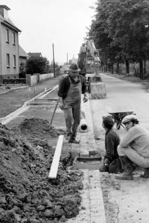 ARH Slg. Weber 02-013/0002, Männer arbeiten in der Weetzener Straße an einem Abfluss, Gehrden, zwischen 1980/1990