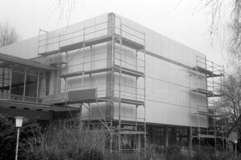 ARH Slg. Weber 02-013/0007, Baugerüste an der Aula des Matthias-Claudius-Gymnasiums, Gehrden, zwischen 1980/1990