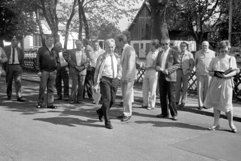 ARH Slg. Weber 02-013/0015, Ortsbegehung mit dem Ortsrat und Anliegern im Pagenburgweg, Lenthe, zwischen 1980/1990