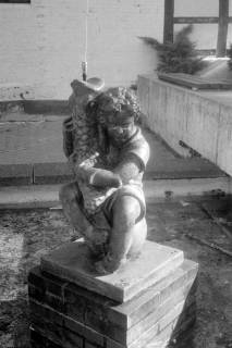 ARH Slg. Weber 02-013/0016, Springbrunnenskulptur "Knabe mit Fisch auf der Weltkugel" von Ludwig Vierthaler Am Markt, Gehrden, zwischen 1980/1990