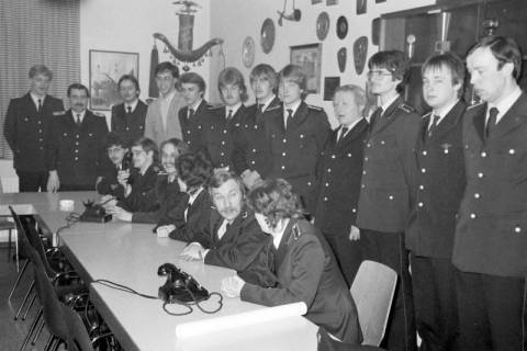 ARH Slg. Weber 02-013/0018, Sprechfunkerlehrgang für junge Mitglieder der Feuerwehr aus Gehrden, Everloh und Ditterke im Gruppenraum des Feuerwehrhaus Nordstraße, Gehrden, um 1975