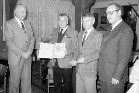 ARH Slg. Weber 02-014/0004, N.N. erhält eine Ehrenurkunde für seine 40-jährige Mitgliedschaft im Burgbergchor Gehrden mit v.l. dem Vorsitzenden Georg Hische, Hardy Kreusel und dem zweiten Vorsitzenden Kurt Begemann im Vereinslokal Ratskeller, Gehrden, zwischen 1980/1990