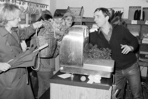 ARH Slg. Weber 02-014/0005, Frauen kaufen in einem Dorfladen bei einem Mann Gemüse, zwischen 1980/1990