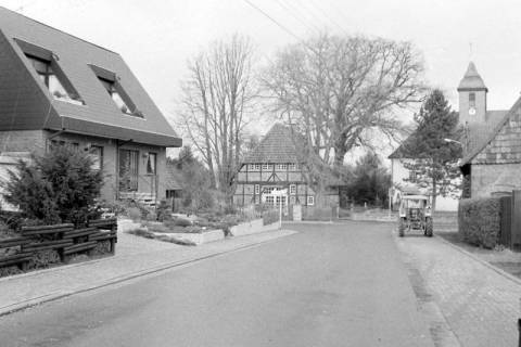 ARH Slg. Weber 02-014/0014, Die Straße Drei Kronen mit Blick auf die Kirche zu den 10.000 Rittern, Lenthe, zwischen 1980/1990