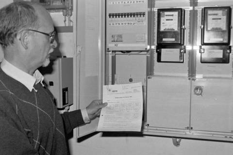 ARH Slg. Weber 02-015/0008, Dr. Rudolf Schenk kontrolliert die Messstation für Stromversorgung in seinem Wohnhaus, Gehrden, 1996