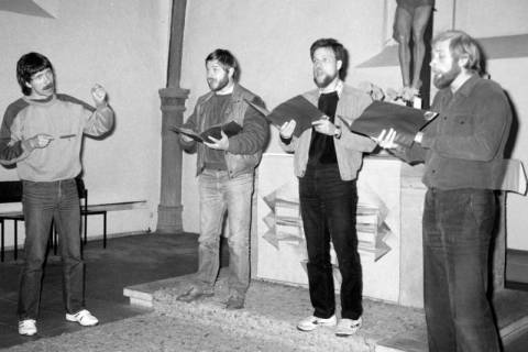 ARH Slg. Weber 02-015/0012, Auftritt einer Männergesangsgruppe in der Margarethenkirche, Gehrden, zwischen 1980/1990