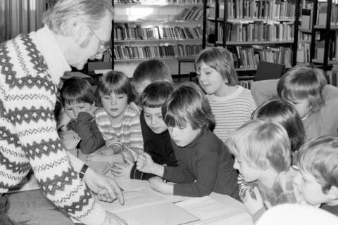 ARH Slg. Weber 02-016/0014, Leiter der Stadtbibliothek Rudolf Schöber ließt Kindern in der Bibliothek vor, Gehrden, zwischen 1980/1990