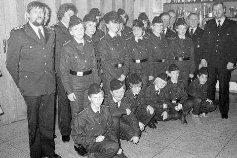 ARH Slg. Weber 02-016/0016, Gruppenfoto bei der Gründung der Jugendfeuerwehr Northen mit ersten Jugendfeuerwehrwart Helmut Kitta (links), Northen, zwischen 1980/1985