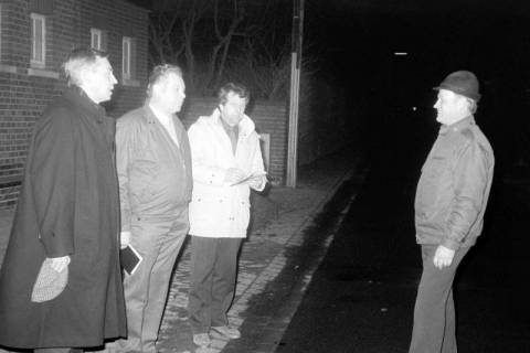 ARH Slg. Weber 02-016/0019, Kontrolle der Straßenbeleuchtung durch v.l. Hastra-Betriebsstättenleiter Fenske, Ortsbrandmeister Günter Baumgarten, N.N. und Ortsbürgermeister Hermann Deiters, Leveste, zwischen 1980/1990