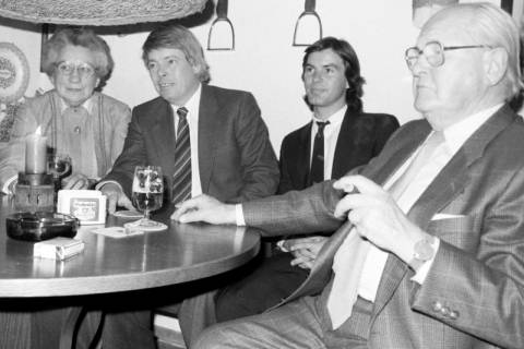 ARH Slg. Weber 02-017/0003, Einweihung des Hischen Hus mit v.l. N.N., Klaus Strodthoff, Ralf Barthel und Strodthoff sen., Gehrden, zwischen 1980/1990