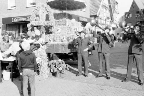 ARH Slg. Weber 02-017/0008, Auftritt der Jagdhornbläser des DJV Hannover Land bei einem Erntedankfest, Gehrden, zwischen 1980/1990
