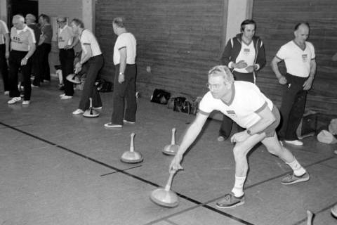 ARH Slg. Weber 02-017/0012, Ein Mann von der BSG Calenberg e.V. tritt bei einem Stockschieß Wettbewerb gegen Mitglieder der BSG Wunstorf an, Sporthalle Lange Feldstraße Gehrden, zwischen 1980/1990