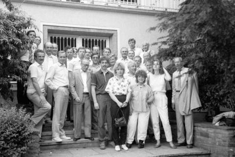 ARH Slg. Weber 02-018/0001, Gruppenfoto der Dankeschön-Tour und Info-Besuch für ehrenamtliche Wahlhelfer aus Gehrden nach Bonn, 1985