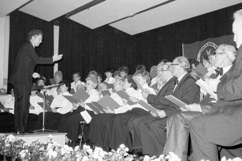 ARH Slg. Weber 02-018/0007, Konzert des gemischten Chors "Harmonie" mit Dirigent und Chorleiter Erich Kolb in der Festhalle, Gehrden, zwischen 1980/1990