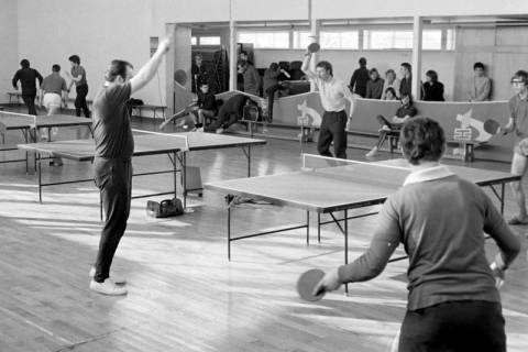 ARH Slg. Weber 02-018/0012, Männer bei einem Tischtennisturnier in der Sporthalle Am Castrum, Gehrden, zwischen 1980/1990