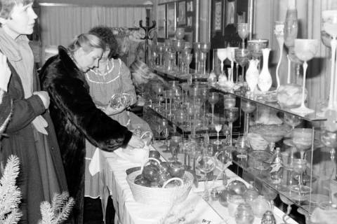 ARH Slg. Weber 02-018/0016, Frauen an einem Stand mit Glasbläsereistücken auf einer Hobbyausstellung in der Festhalle, Gehrden, zwischen 1980/1990