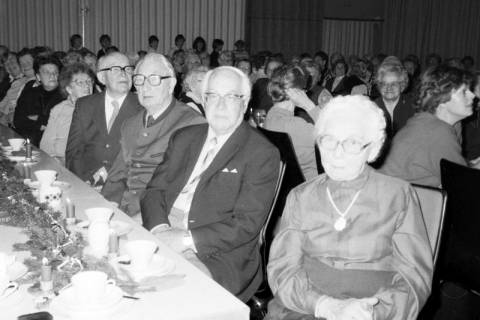 ARH Slg. Weber 02-019/0002, Weihnachtlicher Kaffeenachmittag einer Seniorengruppe in der Festhalle, Gehrden, zwischen 1980/1990