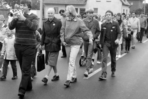 ARH Slg. Weber 02-019/0006, Personen während der Grenzbegehung Gehrdens, zwischen 1980/1990