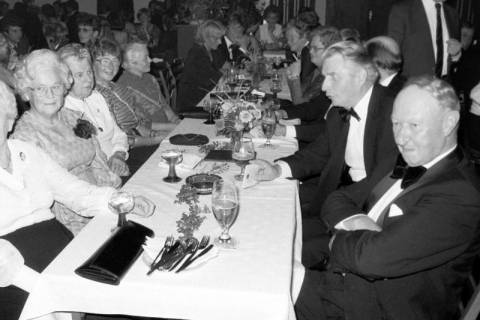 ARH Slg. Weber 02-019/0008, Personen sitzen an einer Tafel bei einem Tanzabend der Gehrdener Landwirte im Schützenhaus Gehrden, zwischen 1975/1980