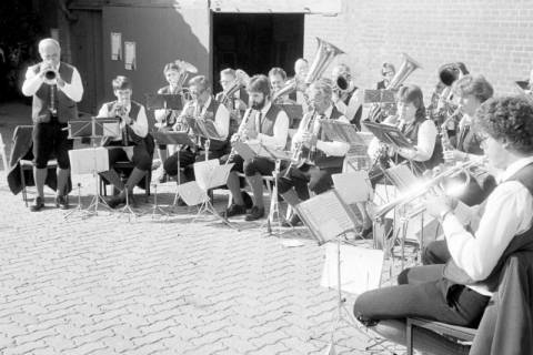 ARH Slg. Weber 02-020/0004, Auftritt des Blasorchesters "Die Original Calenberger" beim Erntedankfest, Everloh, zwischen 1980/1990