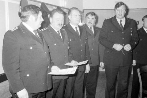 ARH Slg. Weber 02-020/0005, Jahreshauptversammlung der Ortsfeuerwehr Leveste mit Urkundenverleihung, v.l. N.N., N.N., Ortsbrandmeister Günter Baumgarten, N.N. und Stadtbrandmeister Fritz Narten, Gehrden, zwischen 1975/1980