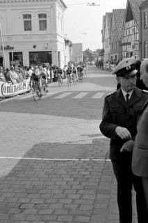 ARH Slg. Weber 02-020/0008, Radrennen Bürgerpreis der Stadt Gehrden, im Vordergrund Polizist Eugen Weiß und Bürgermeister Gerhard Oberkönig, Gehrden, um 1965