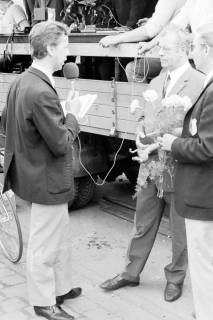 ARH Slg. Weber 02-020/0016, Der erste Vorsitzende Reinhard Kramer vom HRC interviewt den Stadtdirektor Walter Flasbarth während des Radrennen Bürgerpreis der Stadt Gehrden, im Hintergrund die Rennleitung auf einem Anhänger, Gehrden, um 1965