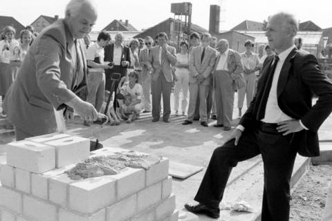ARH Slg. Weber 02-020/0019, Gehrdens Bürgermeister Helmut Oberheide mauert vor einem Publikum eine Mauer, zwischen 1980/1990
