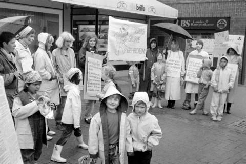 ARH Slg. Weber 02-021/0003, Eine Demonstration der Friedensgruppe Gehrden Am Markt, Gehrden, zwischen 1980/1990