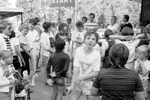 ARH Slg. Weber 02-021/0004, Kinder und Erwachsene beim Volkslauf, Leveste, zwischen 1980/1990