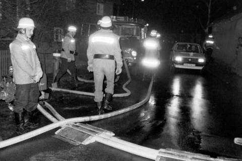 ARH Slg. Weber 02-021/0007, Ein Feuerwehreinsatz bei Nacht, l. Friedrich Rogge, Redderse, nach 1980