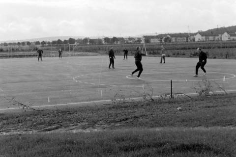 ARH Slg. Weber 02-021/0013, Männer spielen Fußball? auf einem Bolzplatz , zwischen 1980/1990