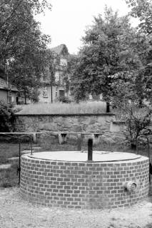 ARH Slg. Weber 02-022/0005, Dorfbrunnen mit Löschwasserentnahmestelle in der Ortsmitte von Everloh, zwischen 1980/1990