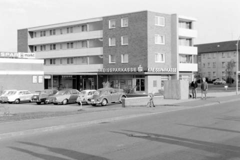 ARH Slg. Weber 02-022/0016, Kreissparkasse, davor ein Sparmarkt mit Parkplatz auf dem Kantplatz, Gehrden, zwischen 1970/1980