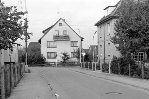 ARH Slg. Weber 02-023/0005, Blick von der Südstraße auf die Lange Feldstraße, Gehrden, zwischen 1970/1975