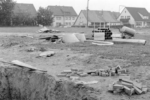 ARH Slg. Weber 02-023/0006, Erschließungsarbeiten für ein Wohngebiet auf dem ehemaligen Sportplatz am Brauereiweg, im Hintergrund das Sporthaus des SV Gehrden, zwischen 1970/1975