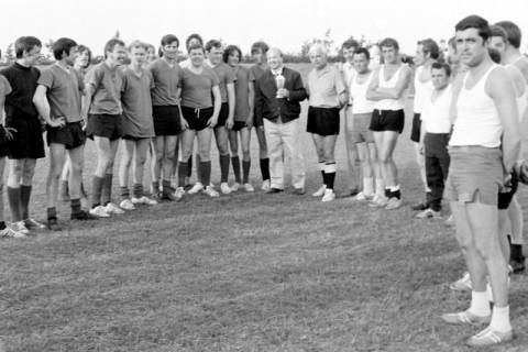 ARH Slg. Weber 02-023/0012, Zwei Fußballmannschaften mit Bürgermeister Gerhard Oberkönig (Mitte) zur Übergabe des Pokals, rechts daneben der Erste Vorsitzende des SV Gehrden Hermann Unselt, Gehrden, zwischen 1965/1970