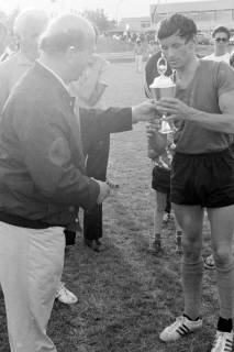 ARH Slg. Weber 02-023/0013, Bürgermeister Gerhard Oberkönig überreicht einen Pokal für das gewonnene Fußballspiel an Wolfram Huter vom SV Gehrden, zwischen 1965/1970