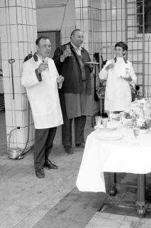 ARH Slg. Weber 02-023/0014, Inhaber und Heinrich Behre (Blumenhändler aus Gehrden) stoßen in der Esso Tankstelle Stadtweg an, Gehrden, zwischen 1975/1980