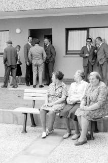 ARH Slg. Weber 02-023/0019,  Besichtigung einer Wohnanlage für Senioren mit r. Stadtdirektor Walter Flasbarth und SPD-Landtagsabgeordneter Ernst-Georg Hüper, Gehrden, zwischen 1970/1975